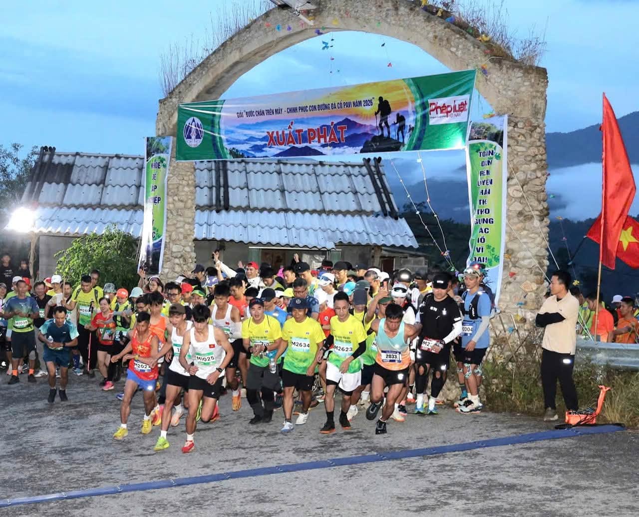 Sôi động giữa biển mây Lai Châu: Hơn 100 VĐV tranh tài tại Giải leo núi "Bước chân trên mây - Chinh phục con đường đá cổ Pa Vi"